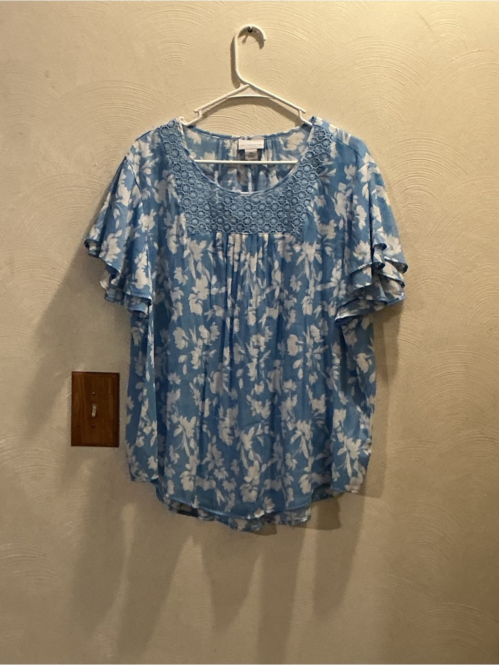 Liz Claiborne Women’s Light Blue and White Floral Crochet-Yoke Blouse. Size 2X.
